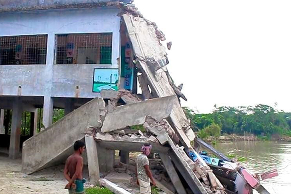 মাদারীপুরে নদীগর্ভে বিলীন সরকারি বিদ্যালয়
