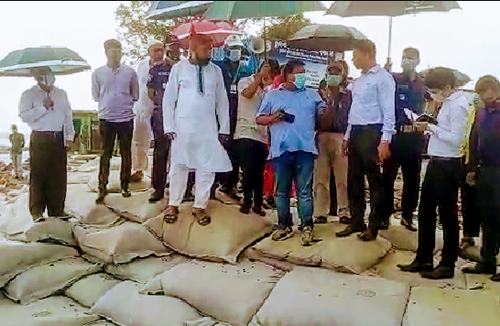 কুয়াকাটায় পানি সম্পদ মন্ত্রণালয়ের সিনিয়র সচিবের ক্ষতিগ্রস্ত বেড়িবাঁধ পরিদর্শন