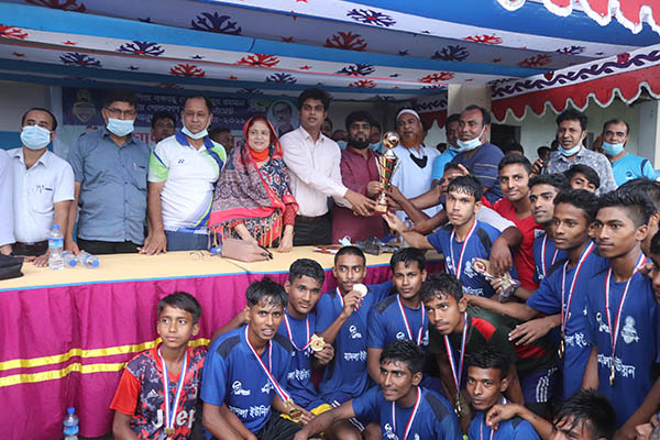 শাজাহানপুরে বঙ্গবন্ধু গোল্ডকাপ ফুটবল টুর্নামেন্টে চ্যাম্পিয়ন মাদলা ইউনিয়ন