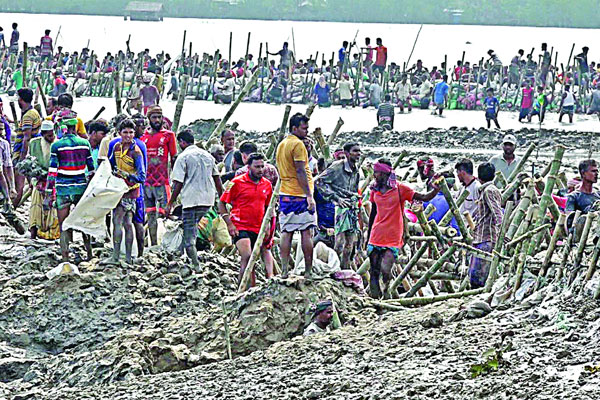 গ্রামবাসীই নির্মাণ করছেন বাঁধ
