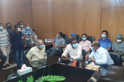 রাবি'র দায়িত্বপ্রাপ্ত উপাচার্যকে অবরুদ্ধ করেছে 'অবৈধ' নিয়োগপ্রাপ্তরা
