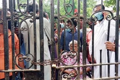 ছাত্র সংগঠনের ৫৪ জনের মুক্তির দাবিতে সুপ্রিম কোর্ট ফটকে জাফরুল্লাহ-সাকি-নূর