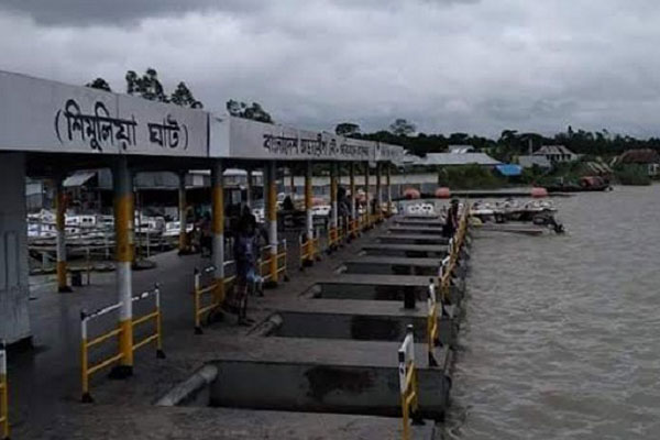 বৈরি আবহাওয়ায় বাংলাবাজার-শিমুলিয়া রুটে লঞ্চ চলাচল বন্ধ