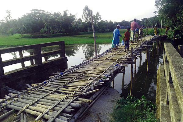 কলমাকান্দায় ব্রিজে উঠতেই পার হতে হয় সাঁকো  