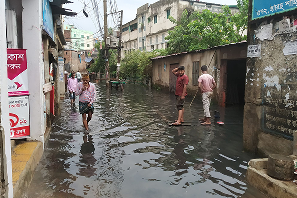 চট্টগ্রামে থেমে থেমে বৃষ্টি, নিম্নাঞ্চলে পানি