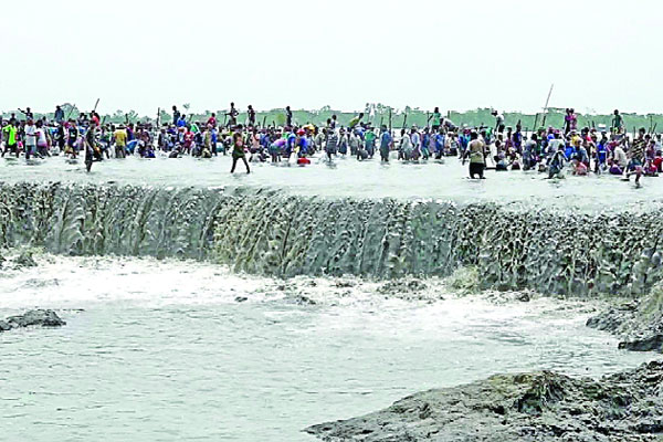 বাঁধ রক্ষার চেষ্টায় গ্রামবাসী
