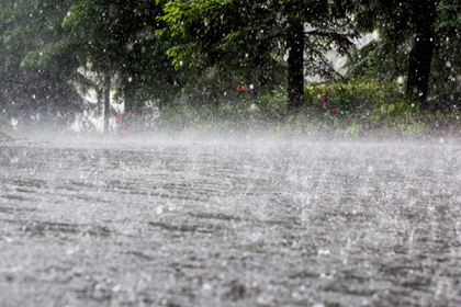 মুষলধারে বৃষ্টিতে ঘুম ভাঙলো রাজধানীবাসীর