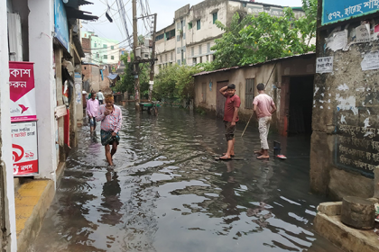 চট্টগ্রামে থেমে থেমে বৃষ্টি, নিম্নাঞ্চলে পানি