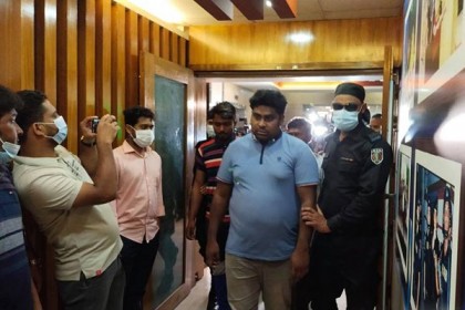 তরুণীকে বিবস্ত্র করে নির্যাতন : পাচার চক্রের অন্যতম হোতা গ্রেফতার