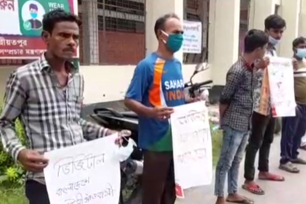 শরীয়তপুরে রাস্তা সংস্কারের দাবিতে মানববন্ধন