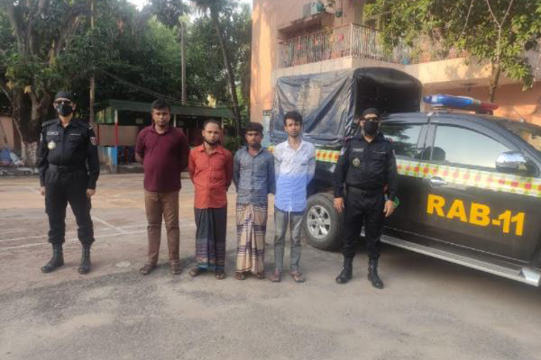 পাকস্থলীতে ইয়াবা বহনে গ্রেফতার ৪
