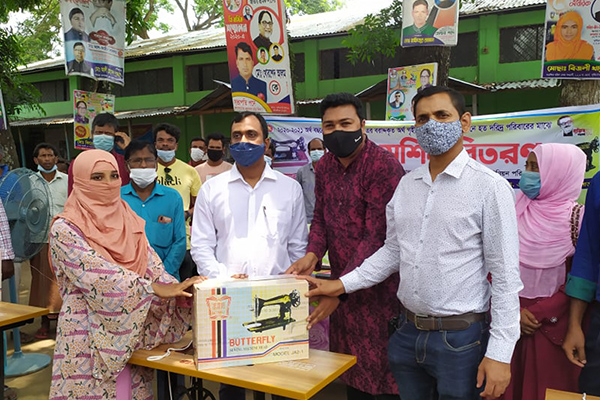 সিরাজগঞ্জে অসহায় নারীদের মাঝে সেলাই মেশিন বিতরণ