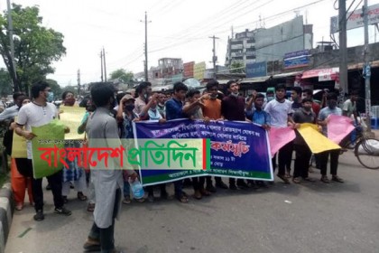 হল-ক্যাম্পাস খোলার দাবিতে রাজধানীর নিউমার্কেট মোড় অবরোধ 