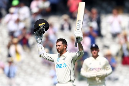 অভিষেকে ডাবল সেঞ্চুরি করে ইতিহাস গড়লেন কনওয়ে!