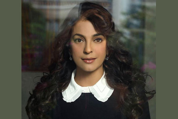 আদালতে গিয়েই বিপাকে জুহি চাওলা, ভর্ৎসনার পর ২০ লাখ রুপি জরিমানা!