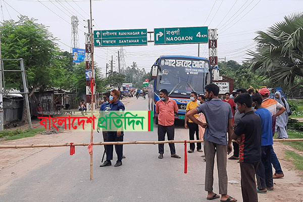 বগুড়া-নওগাঁ সীমানায় ঝুঁকি কমাতে বাঁশ দিয়ে লকডাউন