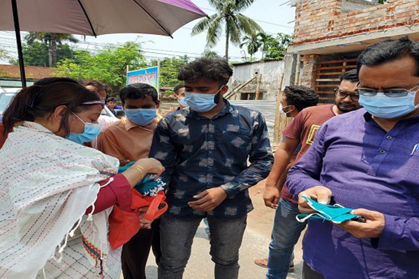 করোনা সুরক্ষায় নাটোর পৌর এলাকায় মাস্ক বিতরণ
