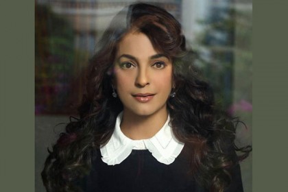 আদালতে গিয়েই বিপাকে জুহি চাওলা, ভর্ৎসনার পর ২০ লাখ রুপি জরিমানা!