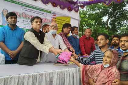 ৭৫' পরবর্তী ছাত্রলীগের উদ্যোগে পটিয়ায় বস্ত্র বিতরণ