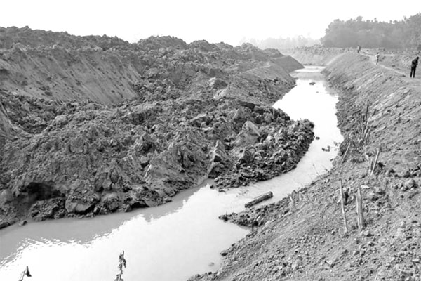 নদী খননের মাটি ফের জলে
