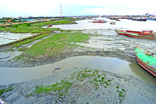 নাব্য হারাচ্ছে কর্ণফুলী নদী