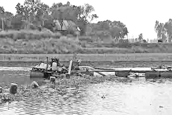 অবৈধ বালু উত্তোলনে হুমকির মুখে কৃষিজমি সড়ক স্থাপনা