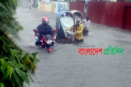 চট্টগ্রামে জলাবদ্ধতায় চরম ভোগান্তি