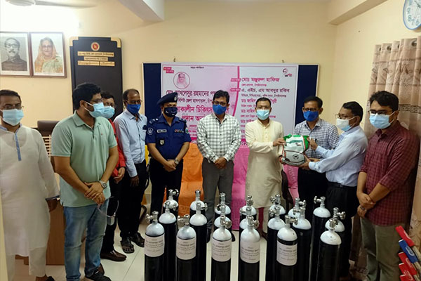 চাঁপাইনবাবগঞ্জের হাসপাতালে অক্সিজেন সিলিন্ডার প্রদান