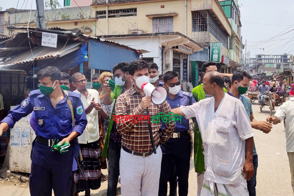 নাটোরে করোনা মহামারি প্রতিরোধে মাঠে প্রশাসন