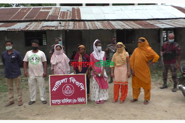ঝিনাইদহে মহেশপুর সীমান্ত থেকে নারী-শিশুসহ ১২ জন আটক