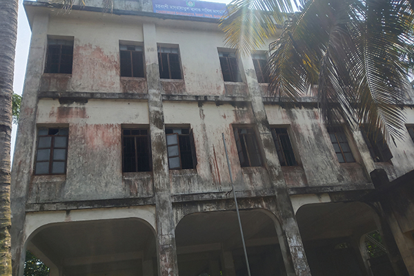 শিক্ষক ও শ্রেণিকক্ষ সংকটে পাঠদান ব্যাহত