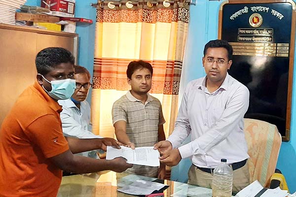 বগুড়ায় বিধবা ভাতার কার্ড ফেরত দিলেন লাজিনা বেওয়া