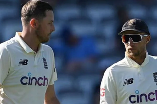 
অধিনায়ককেও পাশে পেলেন না অভিষেকের পরই নিষিদ্ধ সেই ইংলিশ পেসার