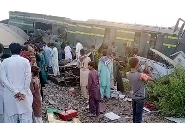 পাকিস্তানে দুই ট্রেনের সংঘর্ষে নিহতের সংখ্যা বেড়ে ৪০

