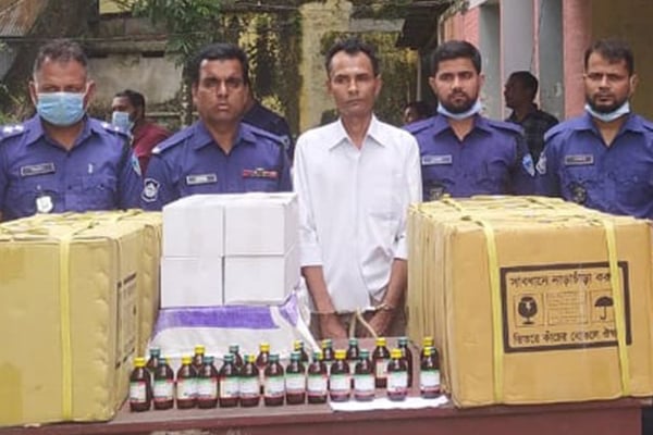 নবীনগরে ১০৮০ বোতল অ্যালকোহলসহ গ্রেফতার ১