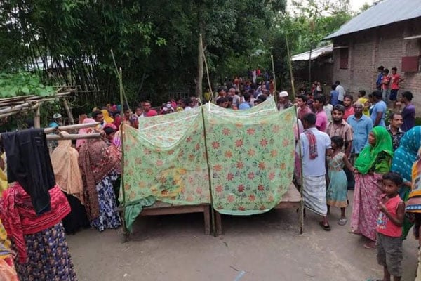 আম কুড়াতে গিয়ে বজ্রপাতে
প্রাণ গেল দুই বোনের