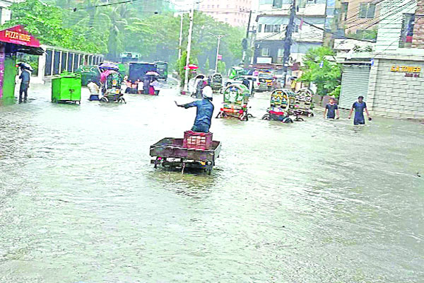 মাঝারি বৃষ্টিতেই জলাবদ্ধতার কবলে চট্টগ্রাম