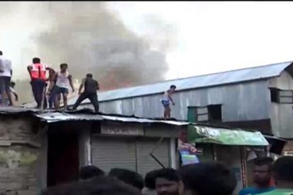 রাজধানী মহাখালীর সাততলা বস্তিতে আগুন, নিয়ন্ত্রণে ১৮ ইউনিট