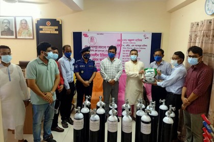 চাঁপাইনবাবগঞ্জের হাসপাতালে অক্সিজেন সিলিন্ডার প্রদান