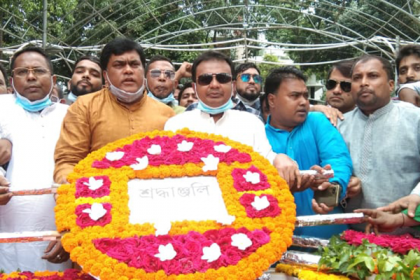 বঙ্গবন্ধুর প্রতিকৃতিতে মহানগর দক্ষিণ স্বেচ্ছাসেবক লীগের শ্রদ্ধা 