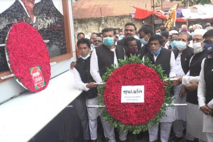 ৬ দফা দিবস উপলক্ষে বরিশালে বঙ্গবন্ধুর প্রতিকৃতিতে শ্রদ্ধা নিবেদন
