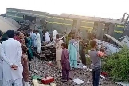পাকিস্তানে দুই ট্রেনের সংঘর্ষে নিহতের সংখ্যা বেড়ে ৪০

