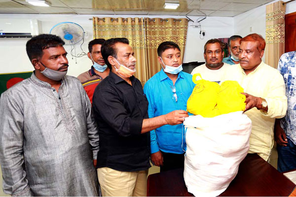বগুড়ায় সাধারণ মানুষ ও দুস্থদের মাঝে স্বাস্থ্য সুরক্ষা সামগ্রী বিতরণ