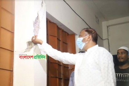 ভূমিকম্পে ফাটল ধরা স্কুলভবন পরিদর্শন মেয়র আরিফুলের