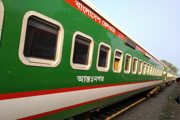 ‘সুইসাইড নোট’ হাতে চলন্ত ট্রেন থেকে লাফ দিলেন নারী

