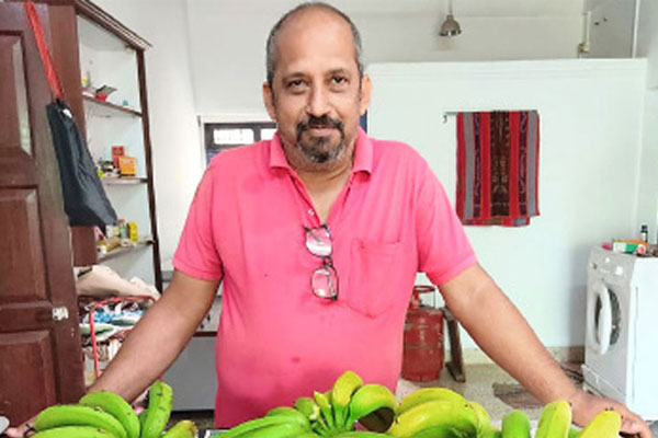 করোনা টিকার দু’টি ডোজ নেয়া পাত্র চেয়ে বিজ্ঞাপন!
