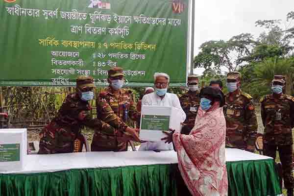 বাগেরহাটে ঘূর্ণিঝড়ে ক্ষতিগ্রস্ত পরিবারের মাঝে সেনাবাহিনীর ত্রাণ বিতরণ 