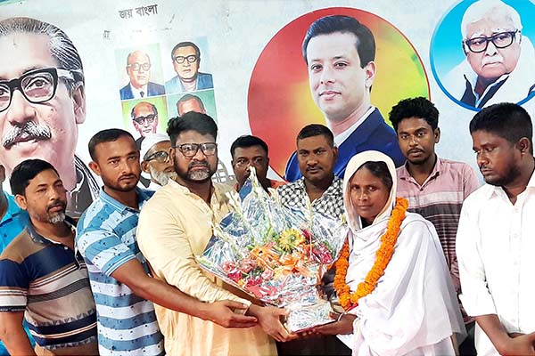 আদমদীঘিতে ভাতা কার্ড ফেরত দেওয়ায় বিধবা লাজিনাকে সংবর্ধনা 