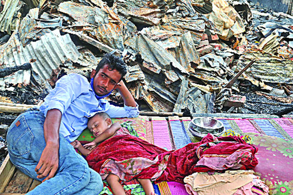 খোলা আকাশের নিচে মানুষ