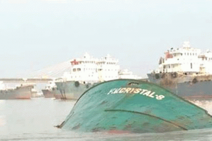 কর্ণফুলীতে ডুবলো ‘এফভি ক্রিস্টাল-৮’